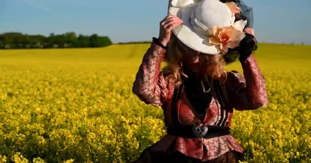 Blond Edelvrouw Met Grote Hoed Historisch Kostuum Het Gele Koolzaad — Stockvideo