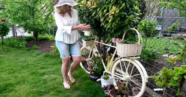 Elegante Mujer Mediana Edad Sentada Libro Lectura Hierba Romántico Jardín — Vídeos de Stock