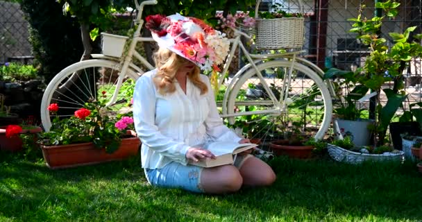 Élégante Femme Âge Moyen Assise Dans Livre Lecture Herbe Dans — Video