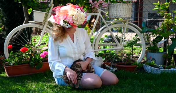 Elegante Donna Mezza Età Seduta Nell Erba Leggere Libro Nel — Video Stock