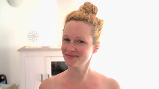 Mujer Sacudiendo Cabeza Pelo Largo Rubio Mediana Edad Sonriendo — Vídeos de Stock