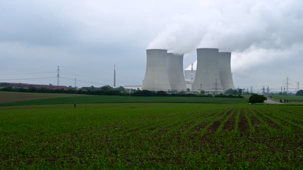 Centrale Nucleare Con Quattro Camini Fumanti Prati Verdi Filmato Stock
