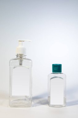 Alkol El Temizleyici, Sıvı El Yıkama Şişesi Beyaz Arkaplanda, Coronavirüs, Şeffaf Sprey Şişesi, Şeffaf Pompa, Mavi Sıvı Dezenfektan