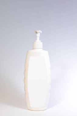 Alkol El Temizleyici, Sıvı El Yıkama Şişesi Beyaz Arkaplanda, Coronavirüs, Şeffaf Sprey Şişesi, Şeffaf Pompa, Mavi Sıvı Temizleyici