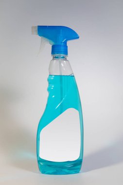 Alkol El Temizleyici, Sıvı El Yıkama Şişesi Beyaz Arkaplanda, Coronavirüs, Şeffaf Sprey Şişesi, Şeffaf Pompa, Mavi Sıvı Temizleyici