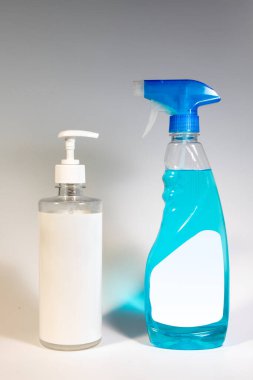 Alkol El Temizleyici, Sıvı El Yıkama Şişesi Beyaz Arkaplanda, Coronavirüs, Şeffaf Sprey Şişesi, Şeffaf Pompa, Mavi Sıvı Temizleyici