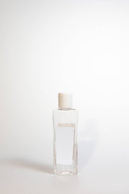 Alkol El Temizleyici, Sıvı El Yıkama Şişesi Beyaz Arkaplanda, Coronavirüs, Şeffaf Sprey Şişesi, Şeffaf Pompa, Mavi Sıvı Temizleyici