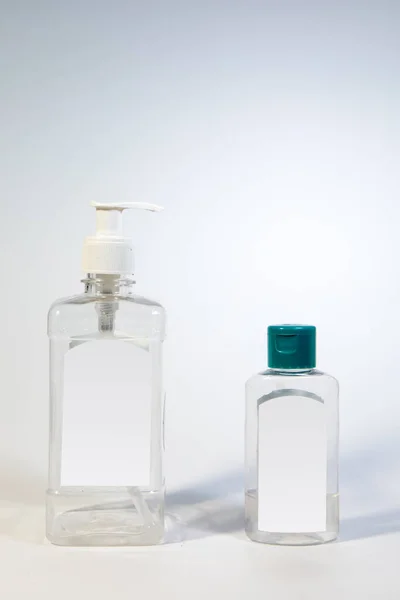 Alkol El Temizleyici, Sıvı El Yıkama Şişesi Beyaz Arkaplanda, Coronavirüs, Şeffaf Sprey Şişesi, Şeffaf Pompa, Mavi Sıvı Temizleyici