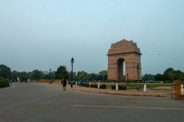 Hindistan Kapısı 'nda Gündoğumu, Yeni Delhi / Sabah Bisiklet the Silhouette of India Gate, Vijay Chowk, Hindistan Kapısı / Boş Hindistan Kapısı, Savaş Anıtı