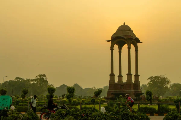 Sunrise India Gate New Delhi Morning Cycling Silhouette India Gate — стокове фото