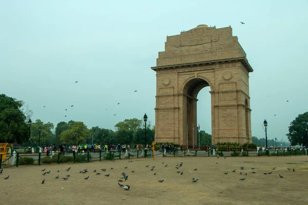 Hindistan Kapısı Nda Gündoğumu Yeni Delhi Sabah Bisiklet Silhouette India — Stok fotoğraf