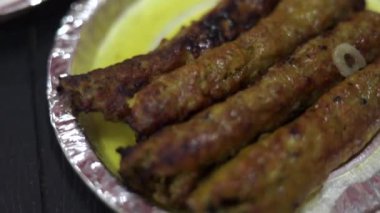 Dünyanın en iyi kebapçı kebapçılarından, Jama Mescidi, Eski Delhi, Meena Çarşısı, Matia Mahal 'deki Quereshi Kebap Köşesi' nden yeni hazırlanmış koyun eti kebabı kebabı çok yakın plan.