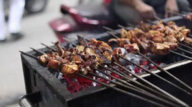 Tandır barbekü mangal ızgarasında tavuk kenesi pişirmek. Aslam Tavuk, Jama Masjid, Eski Delhi Sokak Gıda / Ramazan Yemeği / Sehri / Kurban Bayramı 2020 Lezzetli parçalar mükemmel kırmızı.
