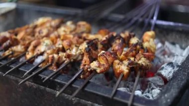 Tandır barbekü mangal ızgarasında tavuk kenesi pişirmek. Aslam Tavuk, Jama Masjid, Eski Delhi Sokak Gıda / Ramazan Yemeği / Sehri / Kurban Bayramı 2020 Lezzetli parçalar mükemmel kırmızı.