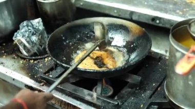 Hint ekmeği paranthaları kızgın yağda kızartılıyor. Paranthe Wali Gali 'de sokak yemekleri, Chandni Chowk, Eski Delhi. Ünlü Hint pazarı. Parawtha. Doldurulmuş Paratha. Rabri Paratha. Aloo Paratha. Karışık.