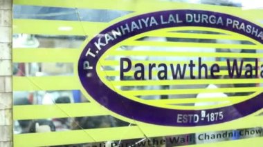 Eski Delhi, Delhi / Hindistan - 07 / 15 / 2018: Pt.Kanhaiyalal & Durga Prasad Dixit Paranthe Wale, Paranthe Wali Gali, Chandni Chowk, Old Delhi Street Food. İnsanlar bir restoranda oturup yemek yiyorlar..