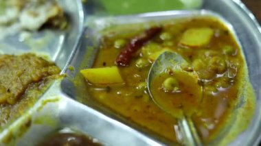 Rabdi tatlı tatlı akıyor. Hazırlık Rabri Parantha Rabdi Parantha - Pt.Kanhaiyalal & Durga Prasad Dixit Paranthe Wale, Paranthe Wali Gali, Chandni Chowk, Old Delhi Street Food. Peynir çekme. 