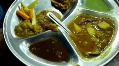 Thali. Dhaba restoranında insanlara tali yemek servisi yapan bir garson. Hazırlık Rabri Parantha Rabdi Parantha - Pt.Kanhaiyalal & Durga Prasad Dixit Paranthe Wale, Paranthe Wali Gali, Chandni Chowk, Old Delhi Street Food 