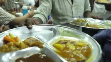 Dhaba 'da yemek servisi yapan garson. Tali servis. Hazırlık Rabri Parantha Rabdi Parantha - Pt.Kanhaiyalal & Durga Prasad Dixit Paranthe Wale, Paranthe Wali Gali, Chandni Chowk, Old Delhi Street Food 
