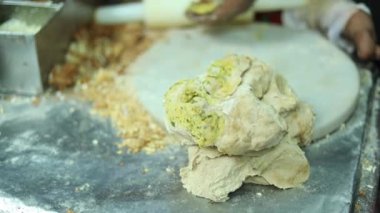 Hint ekmeği hamuru. Doldurulmuş parantha hazırlığı. Sokak yemeği dhabha