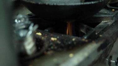 Yakıcı gaz. Kızarmış paranthalar için Hint Kadhai 'sine başlıyorum. Alev alev yanan.