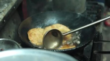 Hint ekmeği paranthaları kızgın yağda kızartılıyor. Paranthe Wali Gali 'de sokak yemekleri, Chandni Chowk, Eski Delhi. Ünlü Hint pazarı. Parawtha. Doldurulmuş Paratha. Rabri Paratha. Aloo Paratha. Karışık.
