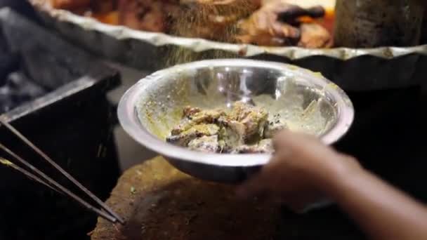 Мариновать Курицу Масле Других Индийских Специях Подготовка Цыпленка Тикка Улицах — стоковое видео