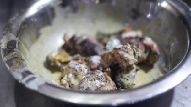 Pollo Marinado Mantequilla Otras Especias Indias Preparación Pollo Tikka Las — Vídeo de stock