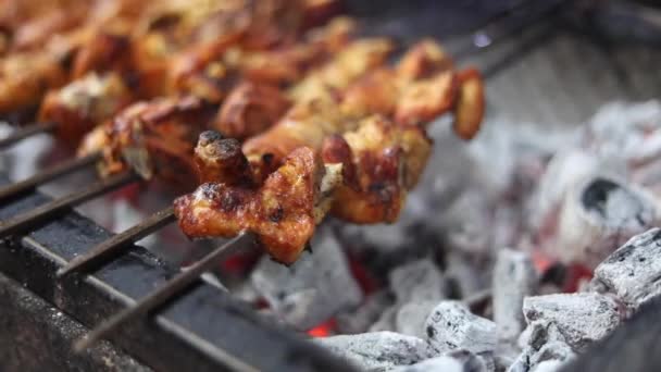 Csirke tikkát sütni egy tandoori grillsütőn. Aslam Chicken, Jama Masjid, Old Delhi Street Food / Ramadan Food / Sehri / Eid 2020 Finom darabok tökéletesen vörösek.