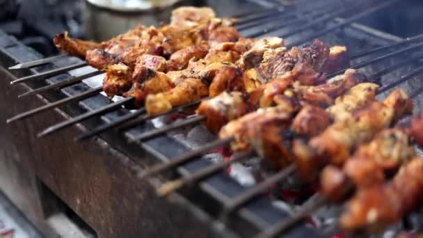 Kip Tikka Koken Een Tandoori Barbecue Houtskool Grill Aslam Chicken — Stockvideo