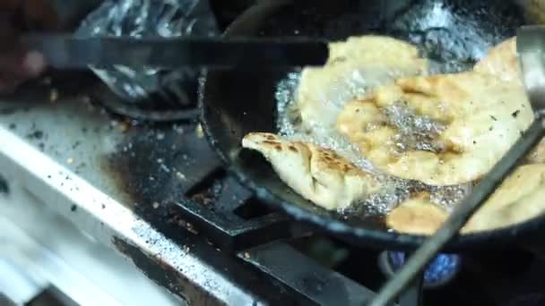 Paranty Indyjskiego Chleba Smażone Gorącym Oleju Street Food Paranthe Wali — Wideo stockowe