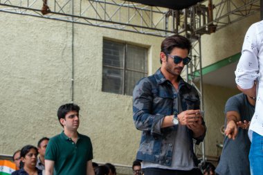Yeni Delhi, Delhi / Hindistan - 08 / 11 / 2016: Yeni Delhi 'deki Kulachi Hansraj Model Okulu' nda MS Dhoni filminin tanıtımında Bollywood oyuncusu Sushant Singh Rajput