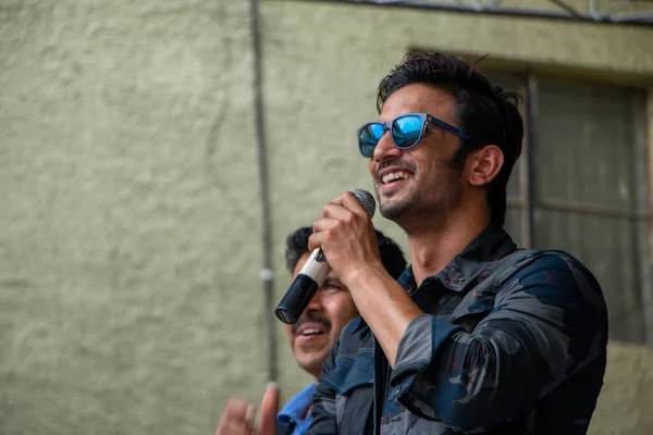Yeni Delhi, Delhi / Hindistan - 08 / 11 / 2016: Yeni Delhi 'deki Kulachi Hansraj Model Okulu' nda MS Dhoni filminin tanıtımında Bollywood oyuncusu Sushant Singh Rajput