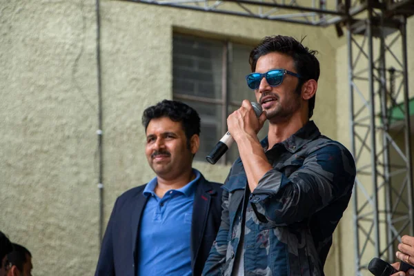 Yeni Delhi, Delhi / Hindistan - 08 / 11 / 2016: Yeni Delhi 'deki Kulachi Hansraj Model Okulu' nda MS Dhoni filminin tanıtımında Bollywood oyuncusu Sushant Singh Rajput