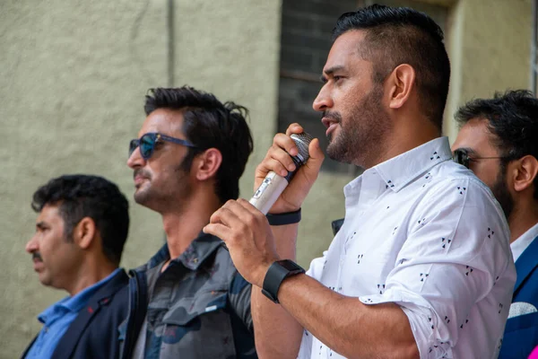 Yeni Delhi, Delhi / Hindistan - 08 / 11 / 2016: Hintli kriket oyuncusu Mahender Singh Dhoni M.S. Sushant Singh Rajput 'un oynadığı Dhoni filmi Sushant' ın okulunda - Kulachi Hansraj Model Okulu, Yeni Delhi