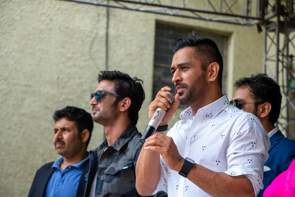 Yeni Delhi, Delhi / Hindistan - 08 / 11 / 2016: Hintli kriket oyuncusu Mahender Singh Dhoni M.S. Sushant Singh Rajput 'un oynadığı Dhoni filmi Sushant' ın okulunda - Kulachi Hansraj Model Okulu, Yeni Delhi