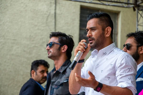 Yeni Delhi, Delhi / Hindistan - 08 / 11 / 2016: Hintli kriket oyuncusu Mahender Singh Dhoni M.S. Sushant Singh Rajput 'un oynadığı Dhoni filmi Sushant' ın okulunda - Kulachi Hansraj Model Okulu, Yeni Delhi