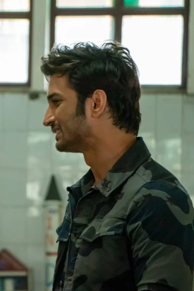 Yeni Delhi, Delhi / Hindistan - 08 / 11 / 2016: Yeni Delhi 'deki Kulachi Hansraj Model Okulu' nda MS Dhoni filminin tanıtımında Bollywood oyuncusu Sushant Singh Rajput