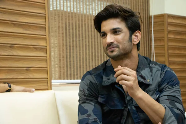 Yeni Delhi, Delhi / Hindistan - 08 / 11 / 2016: Yeni Delhi 'deki Kulachi Hansraj Model Okulu' nda MS Dhoni filminin tanıtımında Bollywood oyuncusu Sushant Singh Rajput