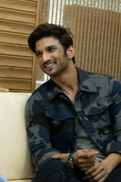 Yeni Delhi, Delhi / Hindistan - 08 / 11 / 2016: Yeni Delhi 'deki Kulachi Hansraj Model Okulu' nda MS Dhoni filminin tanıtımında Bollywood oyuncusu Sushant Singh Rajput