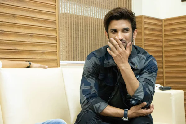 Yeni Delhi, Delhi / Hindistan - 08 / 11 / 2016: Yeni Delhi 'deki Kulachi Hansraj Model Okulu' nda MS Dhoni filminin tanıtımında Bollywood oyuncusu Sushant Singh Rajput