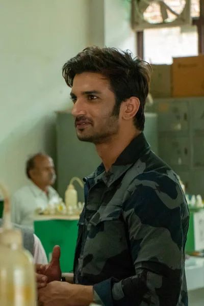 Yeni Delhi, Delhi / Hindistan - 08 / 11 / 2016: Yeni Delhi 'deki Kulachi Hansraj Model Okulu' nda MS Dhoni filminin tanıtımında Bollywood oyuncusu Sushant Singh Rajput