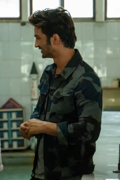Yeni Delhi, Delhi / Hindistan - 08 / 11 / 2016: Yeni Delhi 'deki Kulachi Hansraj Model Okulu' nda MS Dhoni filminin tanıtımında Bollywood oyuncusu Sushant Singh Rajput