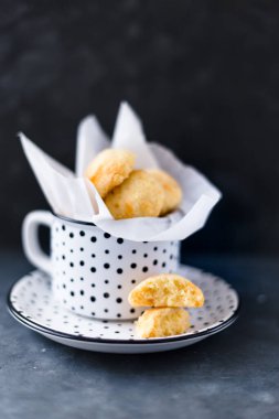 Siyah arka planda servis edilen parmesan krakerleri..