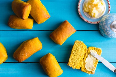 Mavi arka planda tereyağlı havuçlu çörekler.