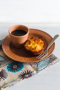 Samimi bir sahnede kahveli manioc kek..