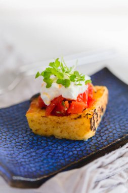 Domates soslu, peynirli ve lahanalı ızgara polenta..