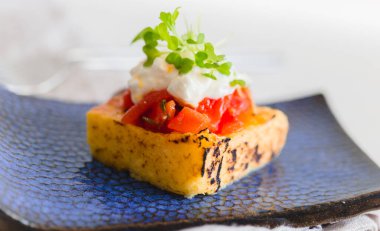 Domates soslu, peynirli ve lahanalı ızgara polenta..