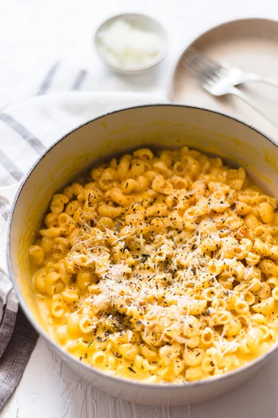 Calabaza Mac Queso Sobre Fondo Blanco Plato Rústico Servilleta — Foto de Stock