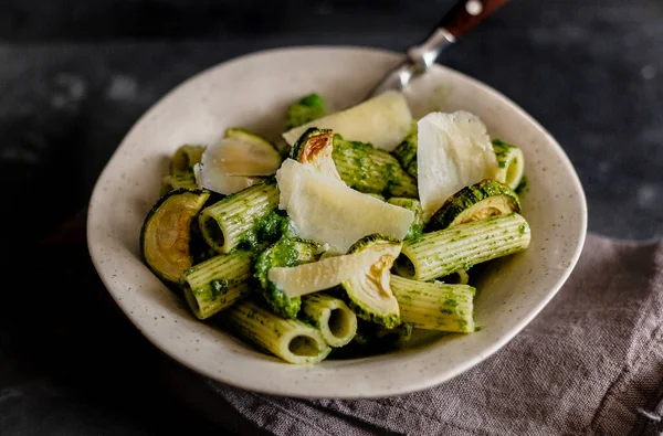 Pasta Verde Con Calabacín Queso Parmesano Sobre Una Superficie Gris — Foto de Stock